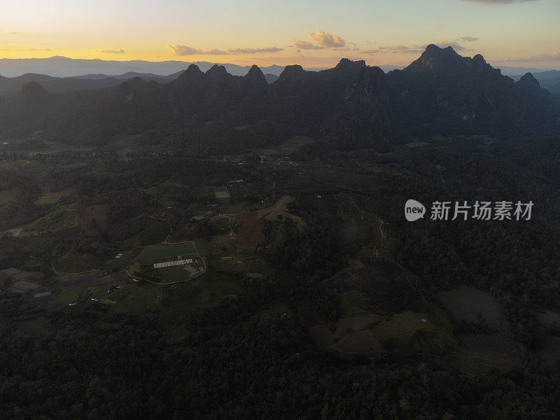 在泰国清迈省的Doi Luang Chiang Dao，日出时美丽的空中景观。